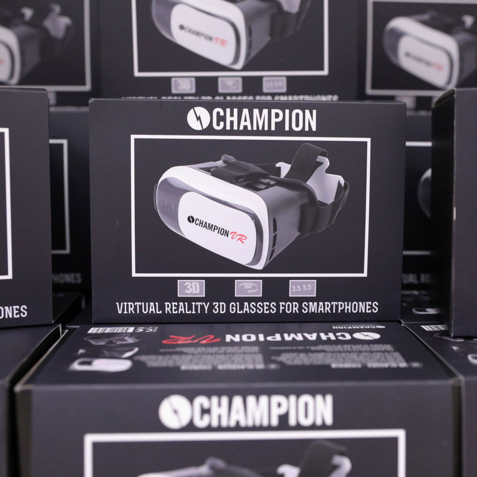 VR-glasögon för smartphones, märkta Champion, i förpackning.