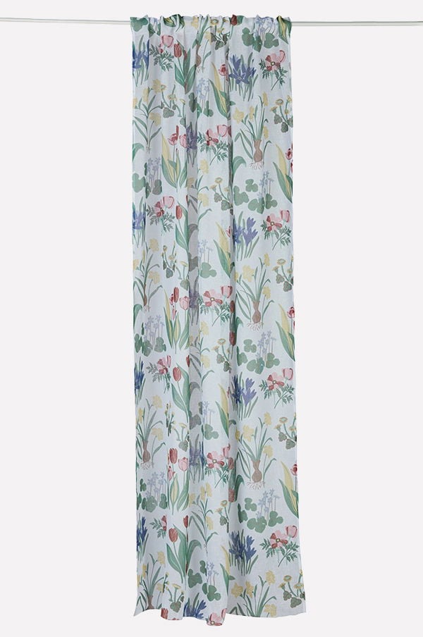 Blommönstrad gardin i pastellfärger, perfekt för att ge rummet en ljus och livfull atmosfär. Gardinen har en praktisk veckad design som passar olika fönsterstilar.