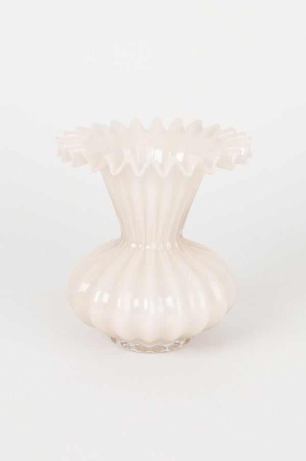 Vacker vit vaser i glas med en vågig kant och en elegant, kurvig form, perfekt för blommor eller som dekorativt inslag i hemmet.