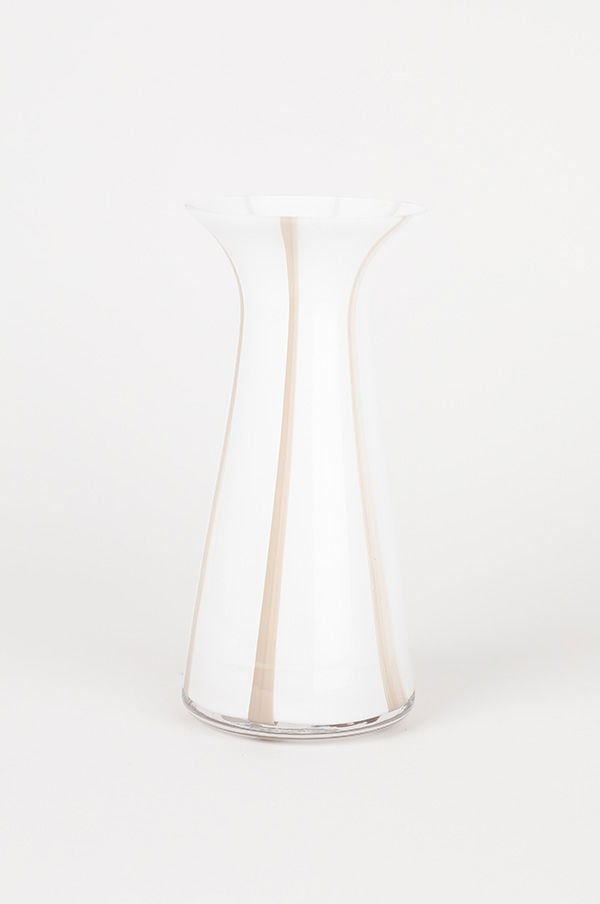 Vacker vit vas med eleganta beige ränder, perfekt för blomsterarrangemang och inredning.
