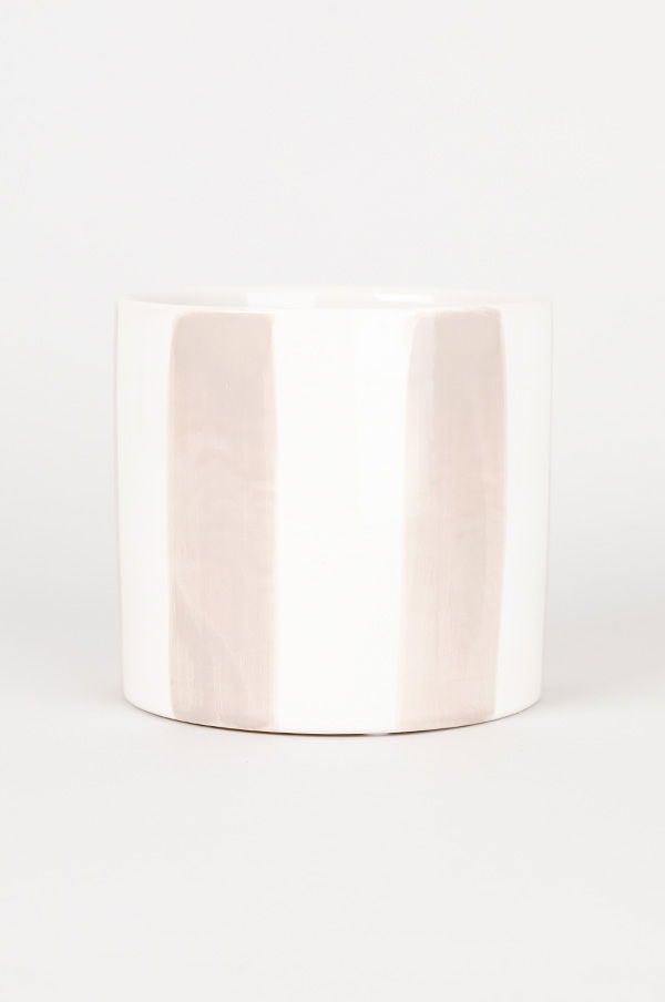 Vit och beige keramikkruka med en modern, minimalistisk design, perfekt för inredning och växtarrangemang.