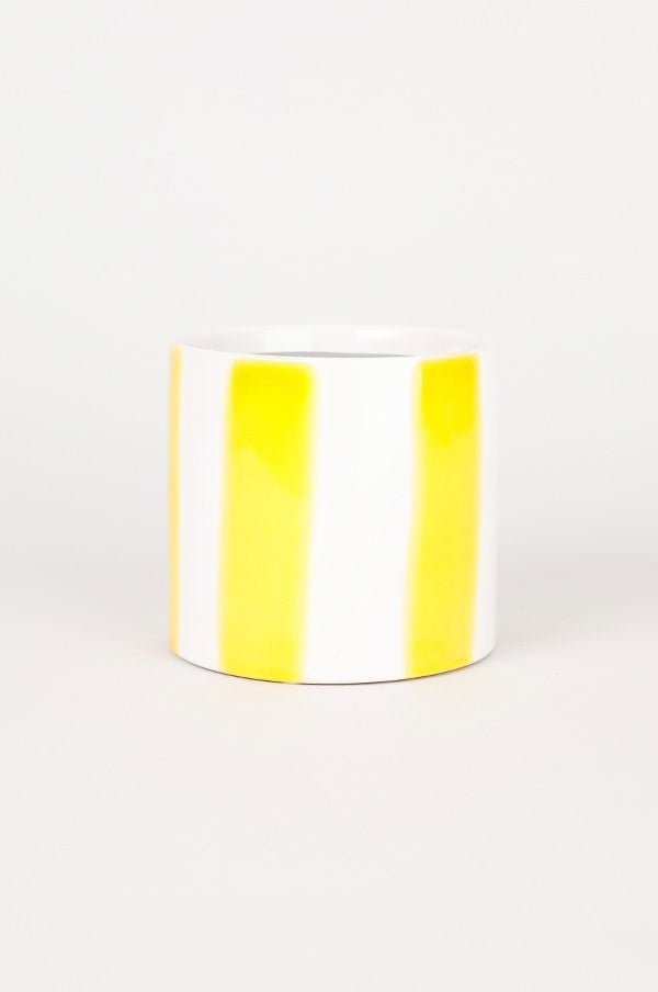 Vit keramikmugg med gula ränder, perfekt för kaffe eller te. Modern design som passar i alla kök.