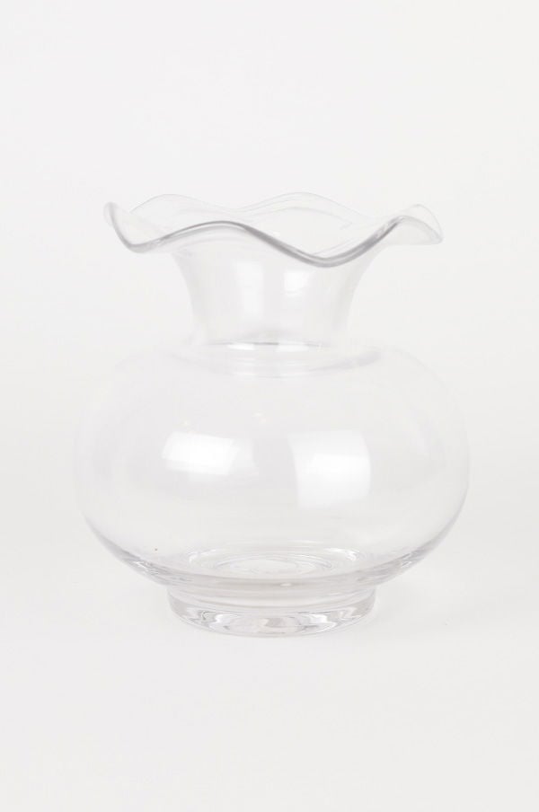 Glasvas med vågig kant, perfekt för blommor och dekoration. Transparent design som passar i alla hem.