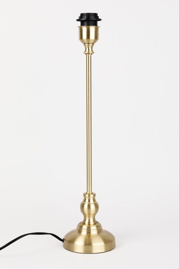 Elegant golvlampa i mässing med en slank design och svart sladd, perfekt för att skapa en stilren atmosfär i hemmet.