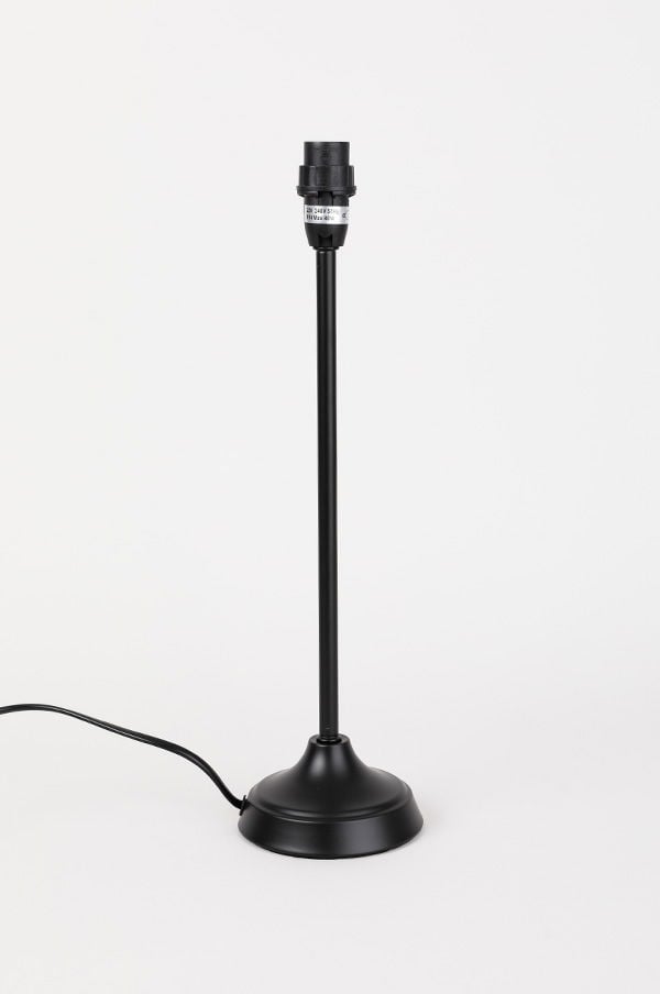 Svart golvlampa med slank design och rund bas, perfekt för att skapa stämning i hemmet.