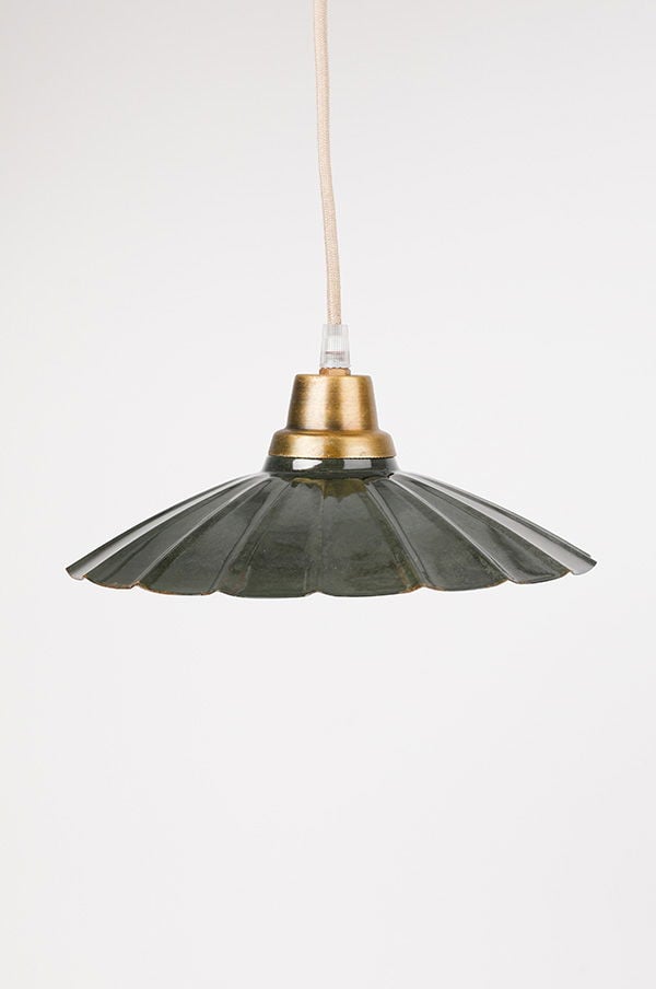 Grön hänglampa i vintage-stil med en guldbas och flikig skärm, perfekt för att skapa en stilren och modern atmosfär i hemmet.