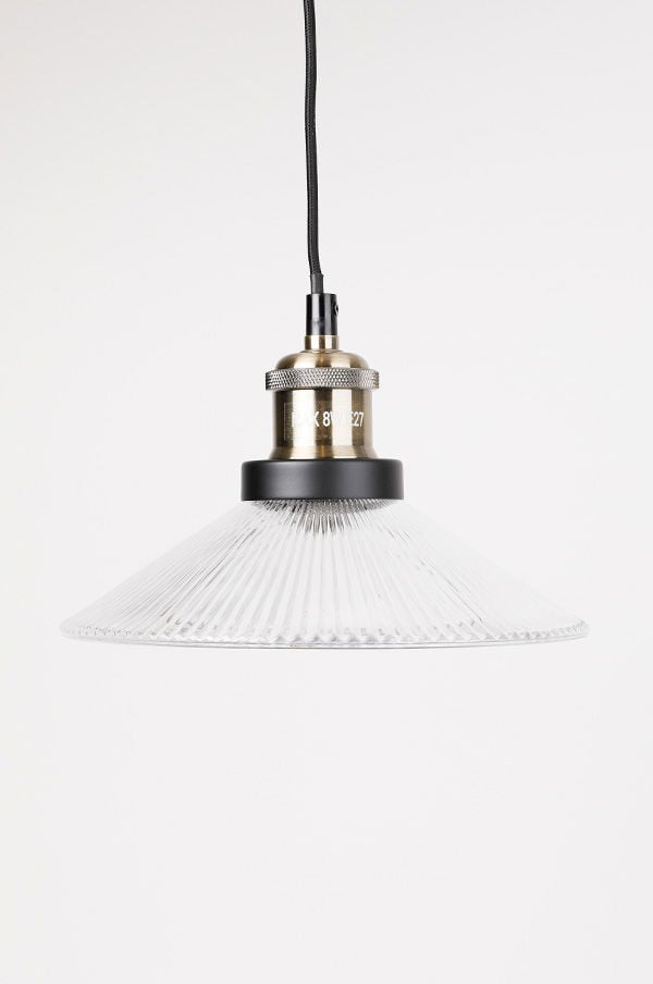 Hängande lampa med klar glasskärm och metallfäste, perfekt för modern belysning i hemmet.