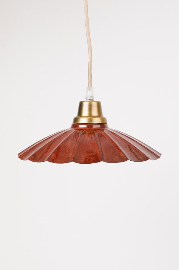 Taklampa i rostfritt stål med röd, flikig skärm och guldfärgad detalj. Perfekt för att skapa en stilren och varm atmosfär i hemmet.