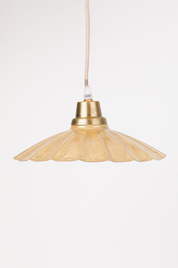 Pendellampa i guld med en skålformad skärm och texturerad yta, perfekt för att skapa en varm och inbjudande atmosfär i hemmet.