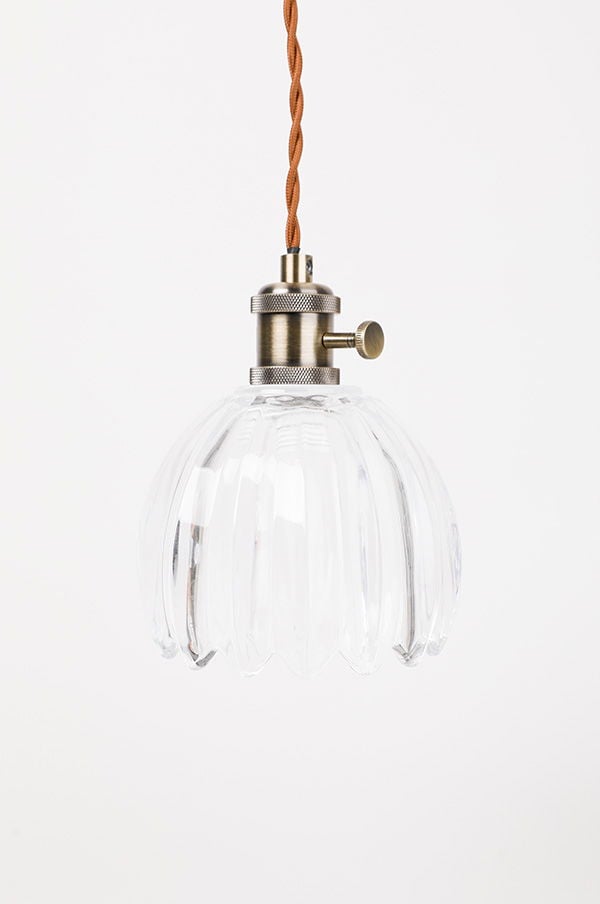 Hängande lampa med klar glasdesign och metallfäste, perfekt för att skapa en stilren och modern atmosfär i hemmet.