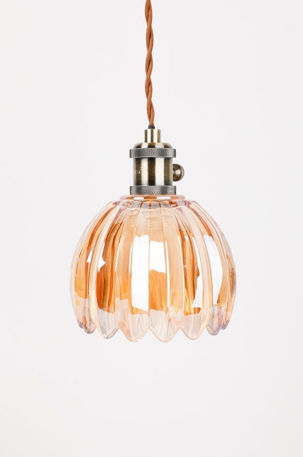 Hängande lampa med en elegant, ribbad glaskupa i rosa ton och metallfäste, perfekt för att skapa en stilfull atmosfär i hemmet.