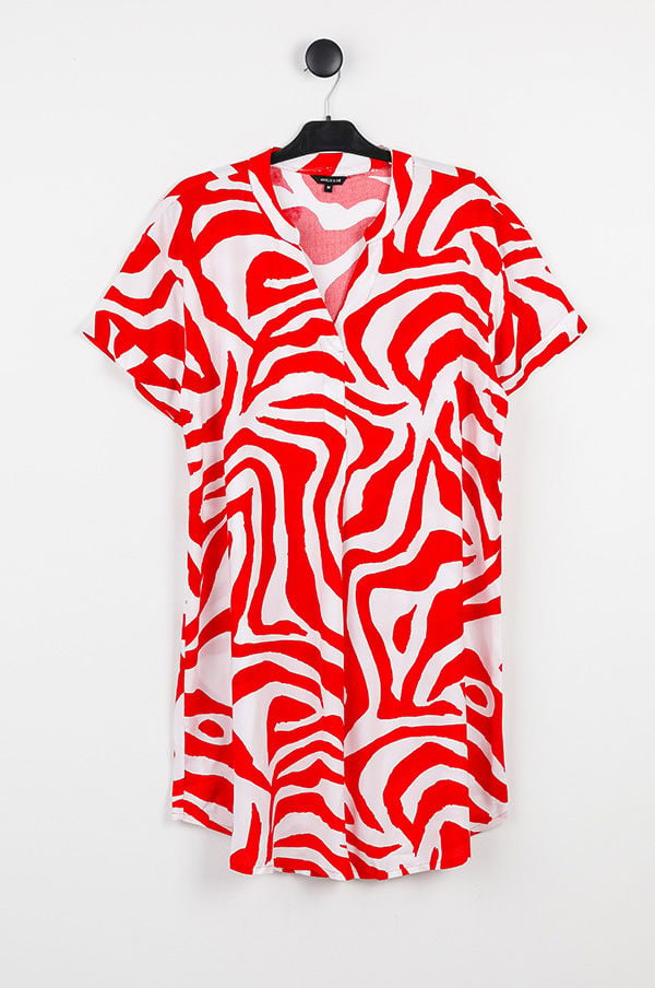 Röd och vit mönstrad skjorta med korta ärmar, hängande på en klädhängare mot en vit bakgrund. Perfect för sommarens casual stil.