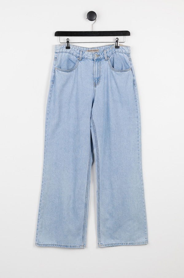 Ljust blå jeans med vida ben som hänger på en svart klädhängare mot en vit bakgrund. Dessa jeans har en klassisk design med hög midja och fem fickor. Perfekta för en avslappnad och trendig look.