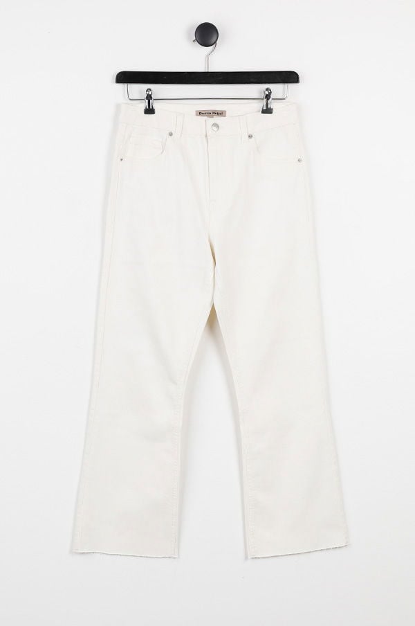 Vita jeans med hög midja och utsvängd benstil, hängande på en svart klädhängare mot en vit bakgrund. Perfekta för en modern och stilren look.