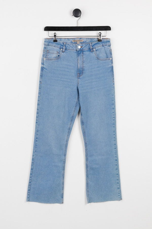 Ljusblå jeans med hög midja och utsvängd nederkant, hängande på en svart galge mot en vit bakgrund. Perfekta för en avslappnad men stilren look.