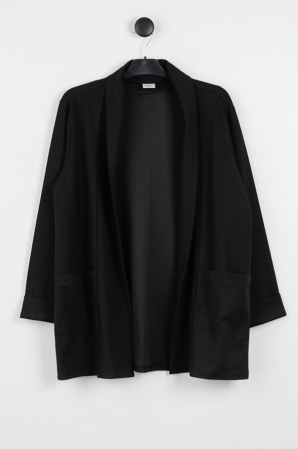 Svart kappa med lång ärm och fickor, hängande på en klädhängare mot en vit vägg. Perfekt för både avslappnade och eleganta outfits.