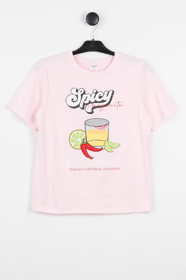 T-shirt i ljusrosa med tryck av en margarita och texten "Spicy" samt ingredienser som tequila, Cointreau och jalapeños. Perfekt för en avslappnad sommarlook.