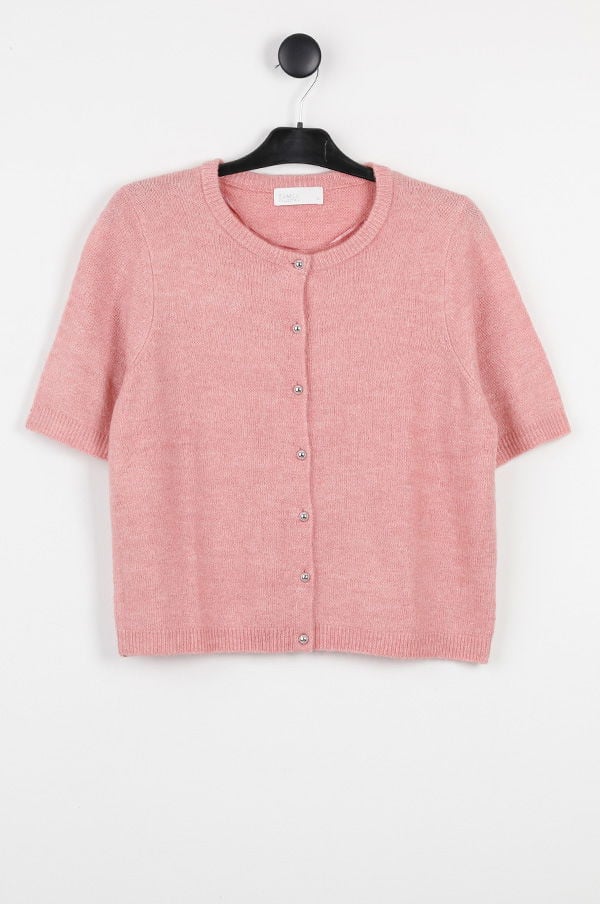 Kortärmad rosa kofta med rundad halsringning och knappar framtill, hängande på en klädhängare. Perfekt för vår- och sommaroutfits.