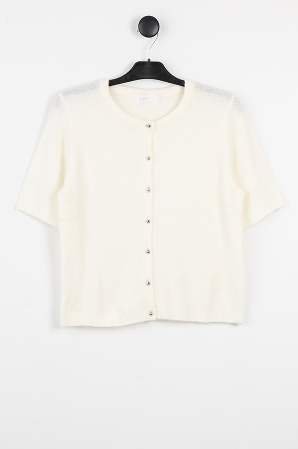 Kortärmad vit cardigan med knappar, perfekt för vår- och sommaroutfits. Designad för en avslappnad stil och komfort.