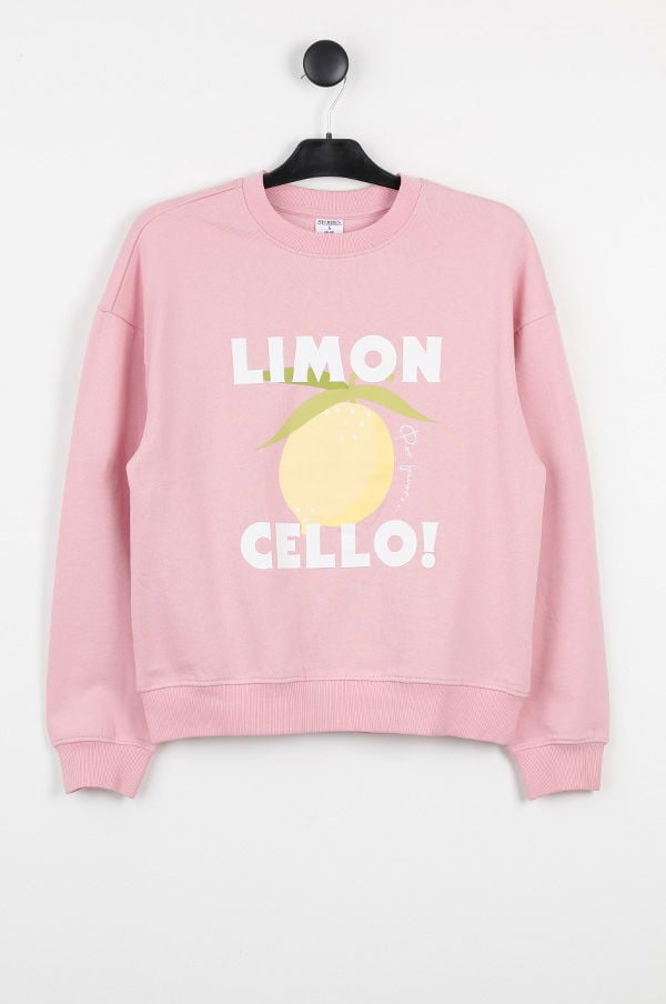 Rosa sweatshirt med tryck av citron och texten "LIMONCELLO!" på framsidan, hängande på en klädhängare. Perfekt för avslappnade stilar och vårmode.