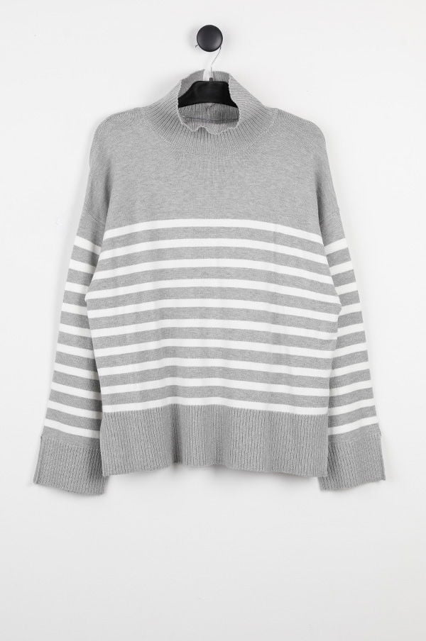 Grå randig tröja med hög krage, perfekt för höstmode, hängande på en svart klädhängare mot en vit bakgrund.