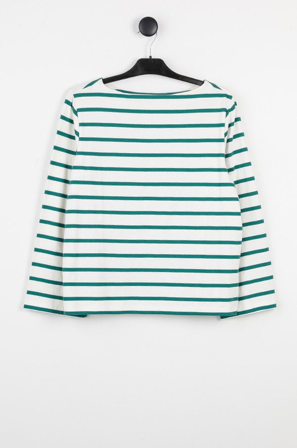 Långärmad tröja med grön- och vitrandig design, hängande på en klädhängare mot en vit bakgrund. Perfekt för avslappnade outfits.