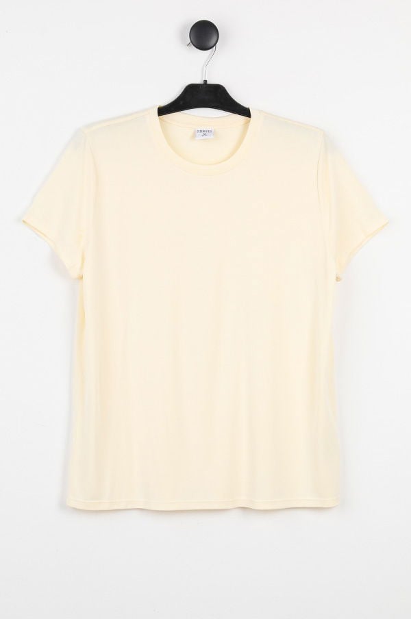 Ljusgul t-shirt hängande på en svart klädhängare, med rundad halsringning och korta ärmar, perfekt för avslappnade outfits.