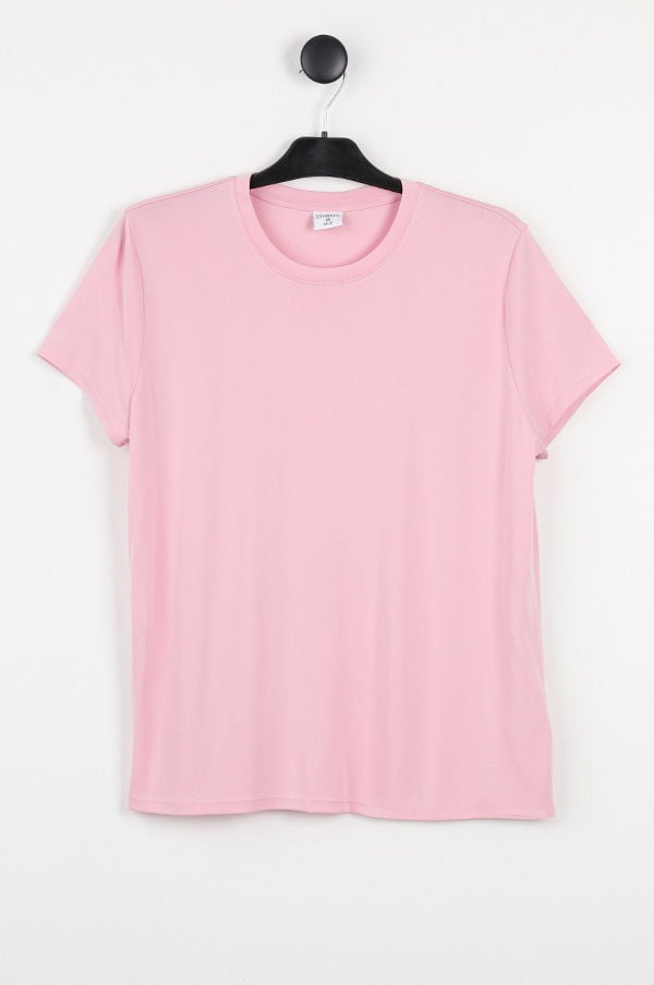 Ljusrosa t-shirt hängande på en svart klädhängare, perfekt för avslappnade och stiliga outfits.