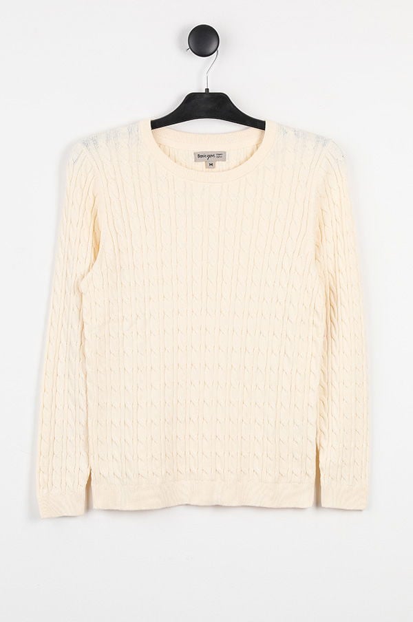 Ljusbeige stickad tröja med rund halsringning och kabelstickning, hängande på en klädhängare. Perfekt för en avslappnad stil under hösten och vintern.