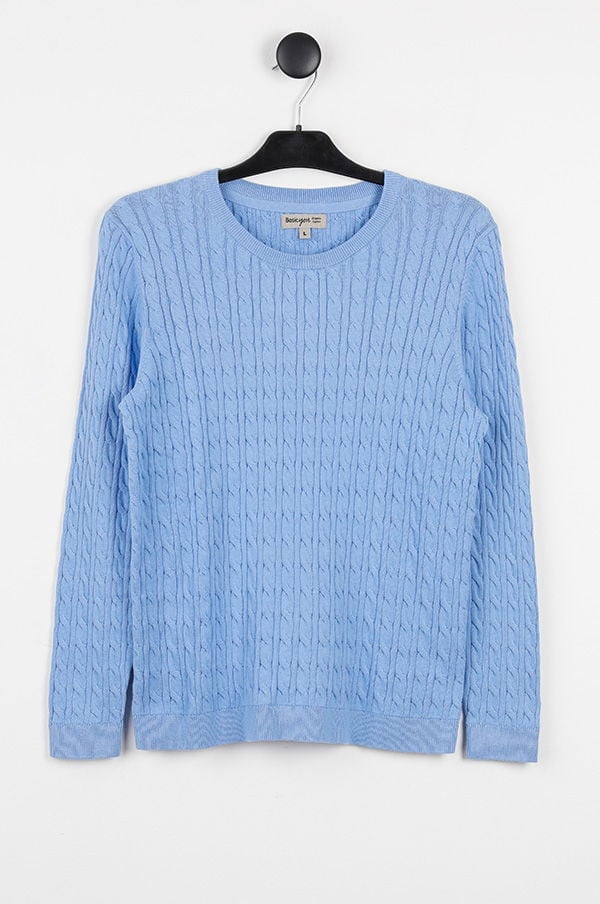 Blå stickad tröja med rund halsringning, hängande på en klädhängare. Perfekt för vår- och höstmode.