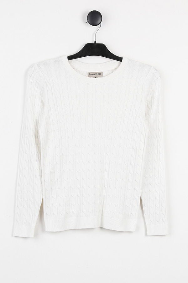 Vit stickad tröja med rund halsringning, hängande på en klädhängare. Tröjan har en kabelstickad design och långa ärmar, perfekt för både avslappnade och eleganta outfits.