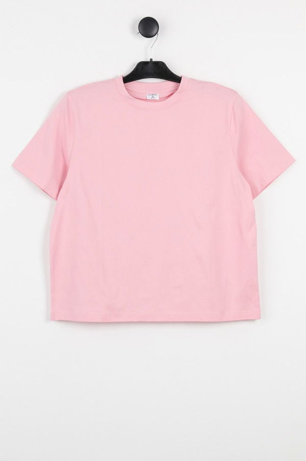 Ljusrosa t-shirt med kort ärm, hängande på en klädhängare, perfekt för avslappnad stil och vardagsbruk.