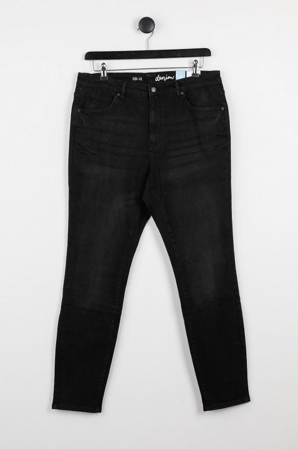 Svarta jeans i slim fit hängande på en klädhängare, med en etikett som visar märket "denim".