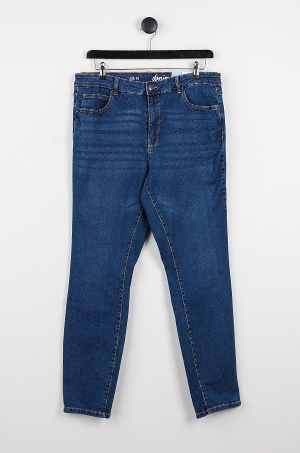 Blå jeans hängande på en svart klädhängare, med en modern och slim fit-design. Perfekta för vardagsbruk eller avslappnade tillfällen.