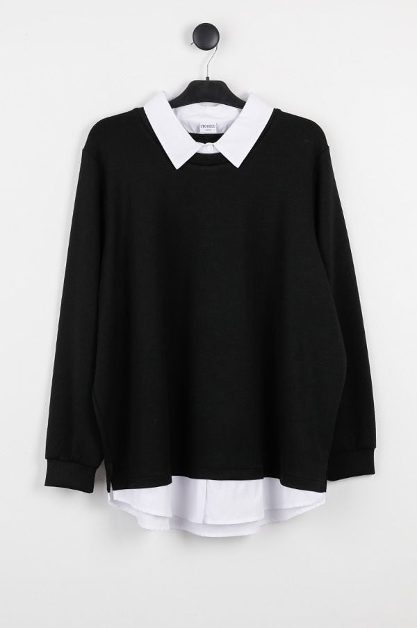 Svart tröja med vit krage, hängande på en klädhängare mot en vit bakgrund. Tröjan har lång ärm och en avslappnad passform, perfekt för en modern och stilren look.