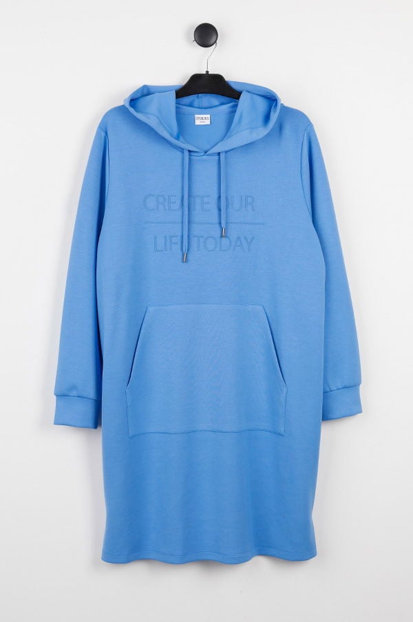 Blå hoodieklänning med ficka och texten "CREATE OUR LIFE TODAY" på framsidan, hängande på en klädhängare. Perfekt för avslappnade dagar och stiliga outfitval.