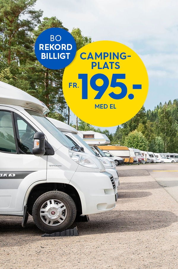 Inbjudande interiör av Ullaredsstuga med träväggar, bord och stolar, samt en dörr som leder utanför. Prisinformation och kapacitet för 4 personer syns tydligt. Perfekt för en prisvärd vistelse.