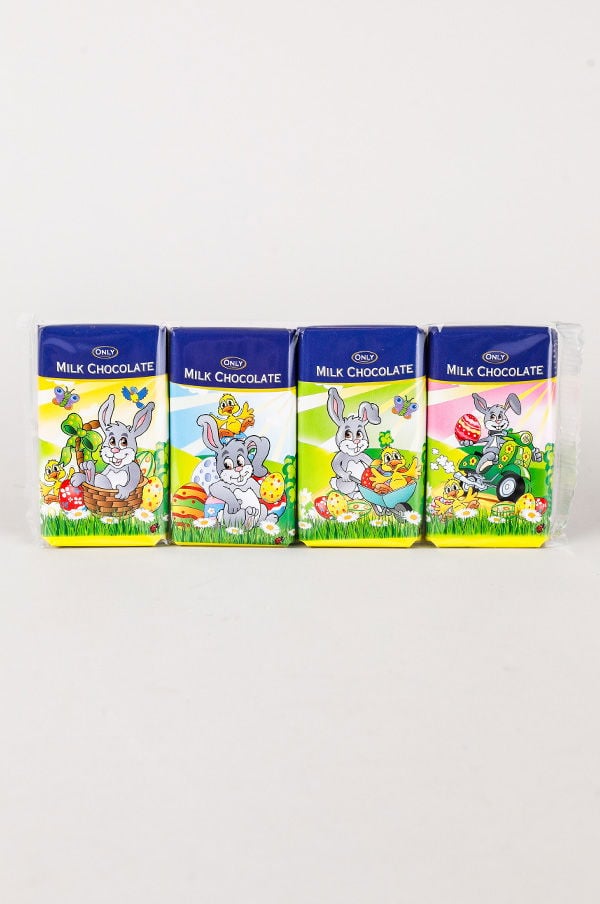 Fyra förpackningar av mjölkchoklad med färgglada illustrationer av påskkaniner och ägg. Perfekt för påskfirande och godisälskare.