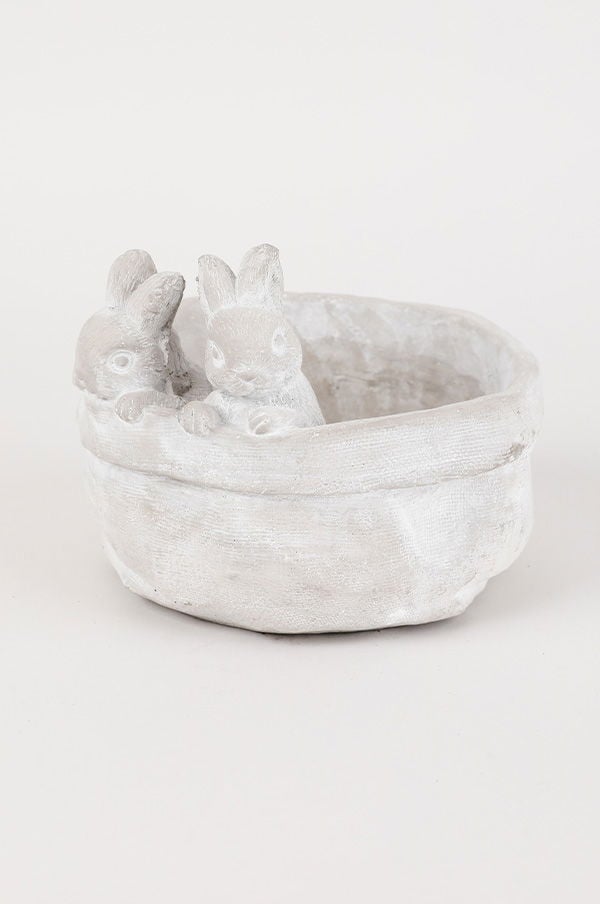 Dekorativ blomkruka i grått med två kaninfigurer som sitter på kanten, perfekt för inredning eller som påskdekoration.