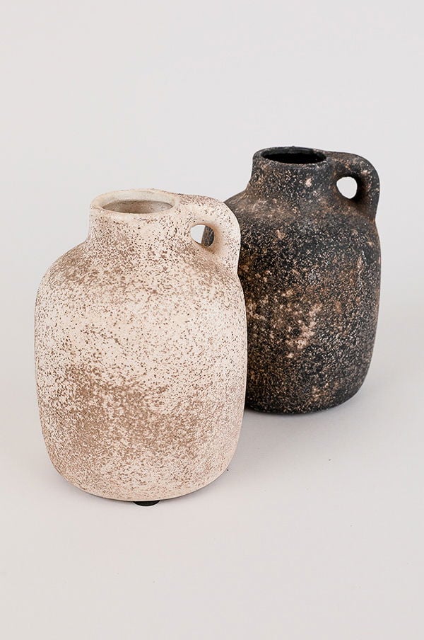 Två dekorativa keramikvaser i olika färger, en beige och en svart, med texturerad yta. Vaserna är designade för att ge en rustik och stilren känsla i inredningen.