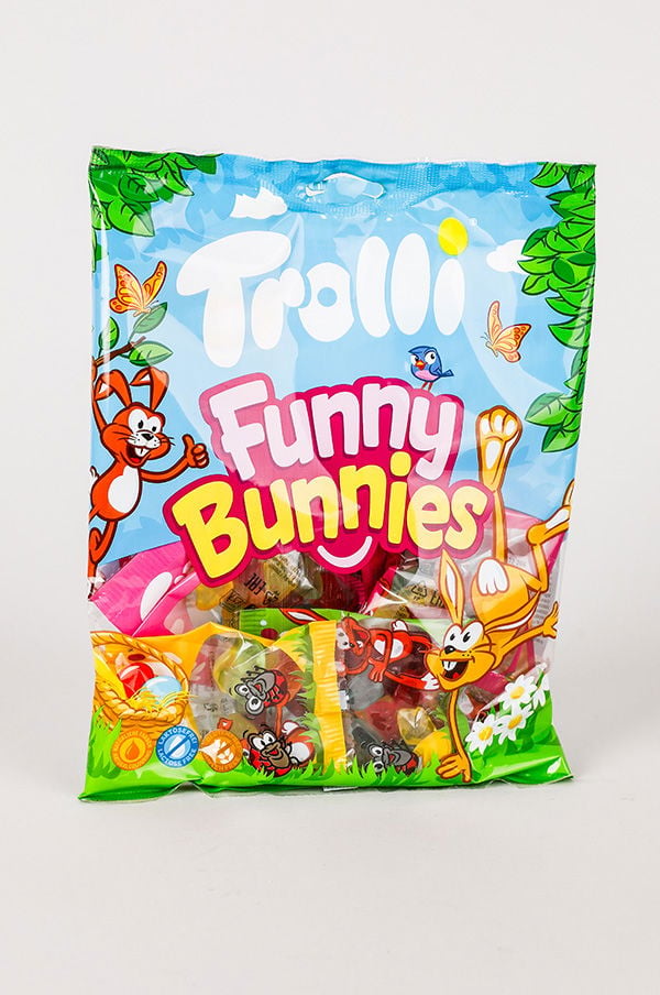 Förpackning med Trolli Funny Bunnies godisar, färgglada och lekfulla, med illustrationer av kaniner och andra djur i en grönskande miljö.