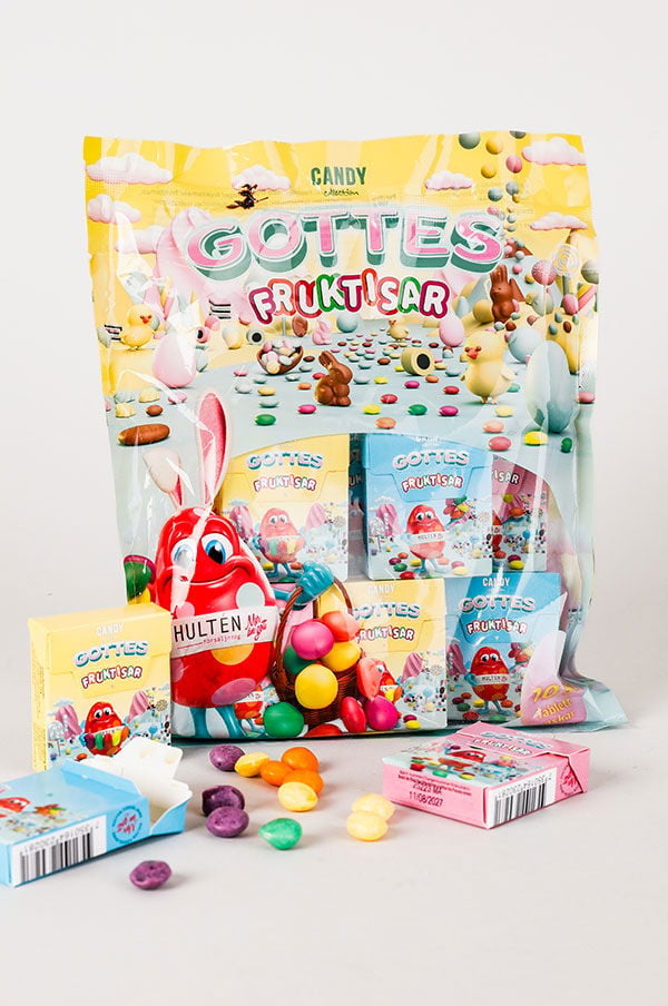 Färgglad godispåse med GOTTES fruktisar, inklusive flera små förpackningar och olika sorters godis i olika färger. Perfekt för festliga tillfällen och barnkalas.