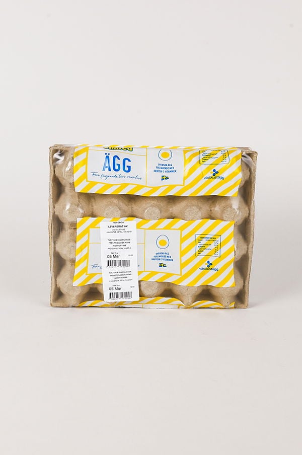 Förpackning med ägg i kartong med gul och vit randig design, märkta med information om ursprung och hållbarhet.