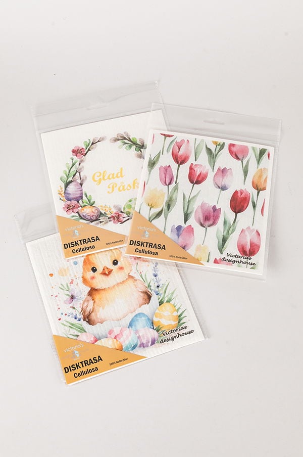 Tre färgglada disktrasor i cellulosamaterial från Victorias Designhouse. Motiven inkluderar påsktema med texten "Glad Påsk", tulpaner och en söt kyckling med ägg. Perfekta för en festlig och miljövänlig städning.