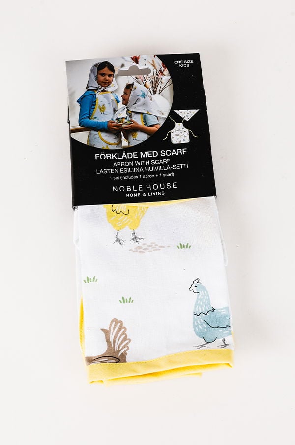 Barnförkläde med scarf från Noble House, designat med färgglada hönor och grönsaksdetaljer. Innehåller ett förkläde och en scarf, perfekt för lekfulla matlagningstimmar. One size passar alla barn.