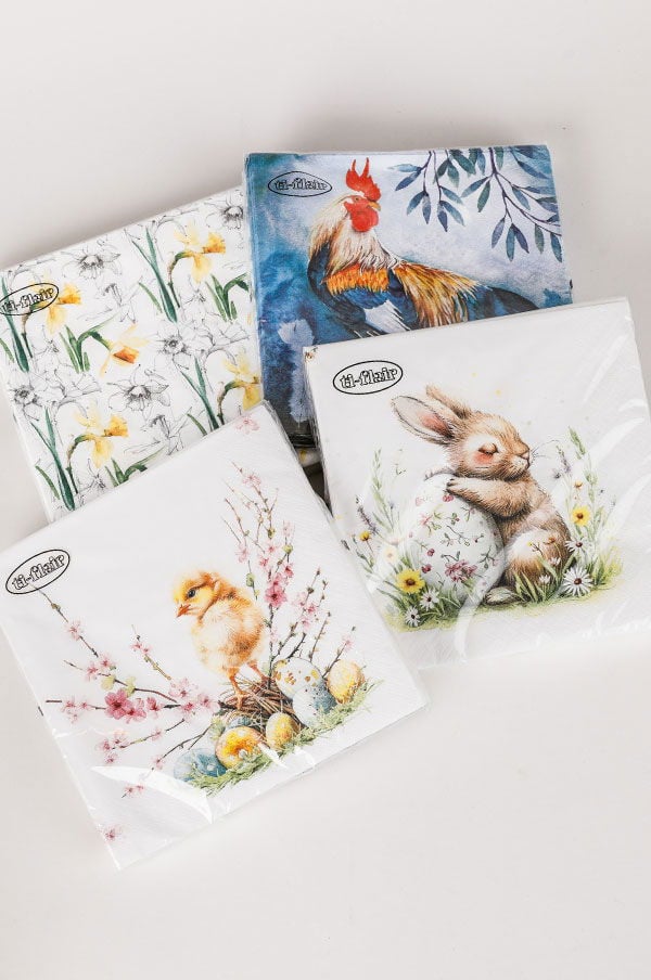 Flera dekorativa servetter med påskmotiv, inklusive en tupp, kaniner, kycklingar och blommor, perfekta för festligheter och dekorationer.