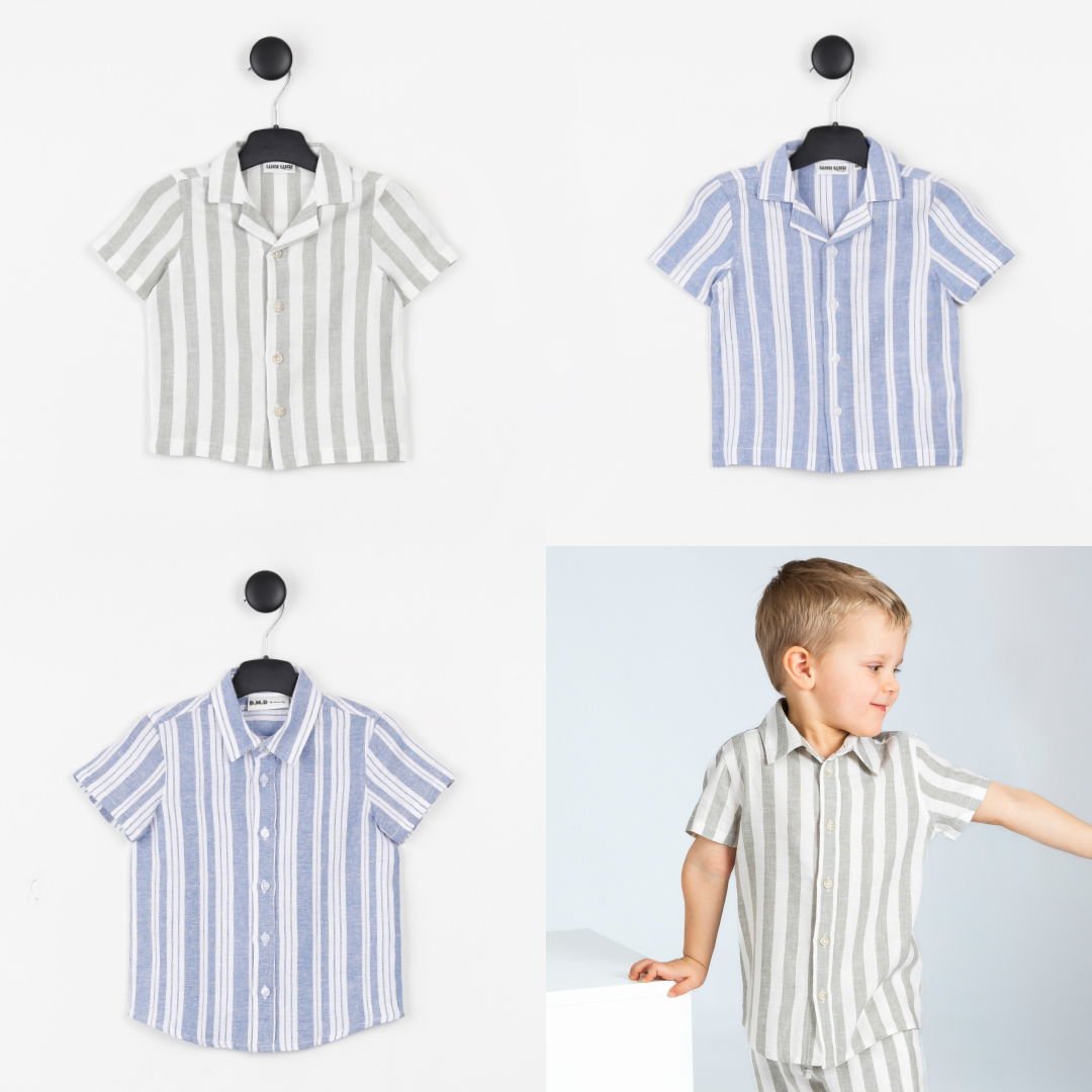 Barnskjortor i randigt mönster, grå och blå nyanser, visas på klädhängare. En pojke bär en av skjortorna och poserar leende. Perfekt för sommarens outfits.