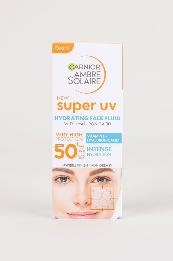 Förpackning av Garnier Ambre Solaire Super UV Hydrating Face Fluid med hyaluronsyra, SPF 50+, erbjuder hög solskydd och intensiv återfuktning.