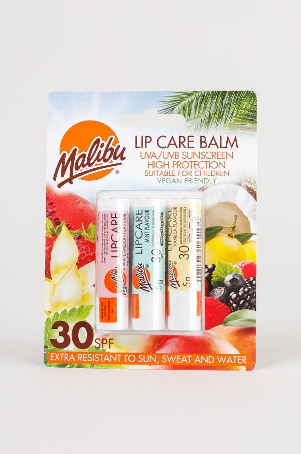 Malibu läppbalsam med UV-skydd, 30 SPF, för barn. Innehåller tre smaker: vanilj, mint och jordgubb. Extra motståndskraftig mot sol, svett och vatten. Vegansk och hög skyddsnivå.