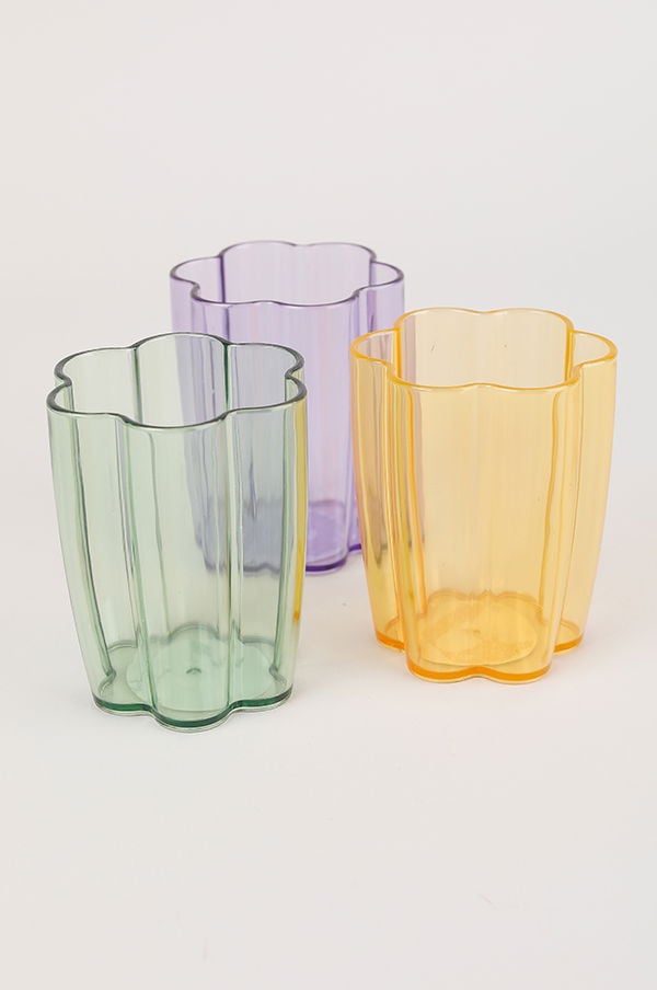 Tre färgglada plastglas i lila, grön och orange, med en blomformad kant, perfekta för festligheter och utomhusbruk.